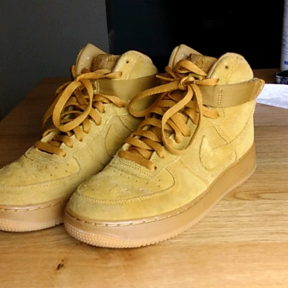 Tan swade nike tennis shoes 👟